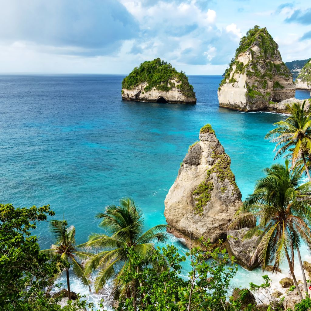 Turquoise waters and rock formations along Bali’s coast